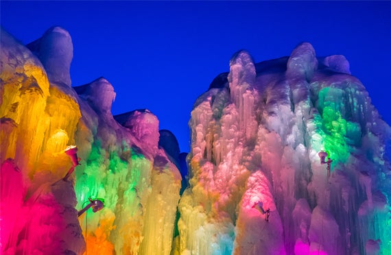 支笏湖の湖水で作られた透明度の高い氷像は神秘的!夜の支笏湖氷濤まつり 日帰りバスツアー【全日程★催行決定】1